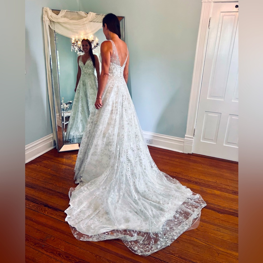 Elegant Wedding Dress, brand new!, with beautiful sparkly detail